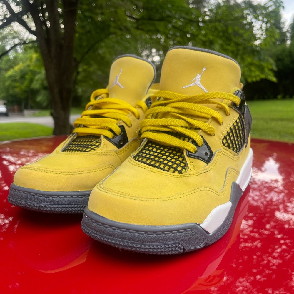 Air Jordan 4 Retro Lightning yellow and black size 2.5y